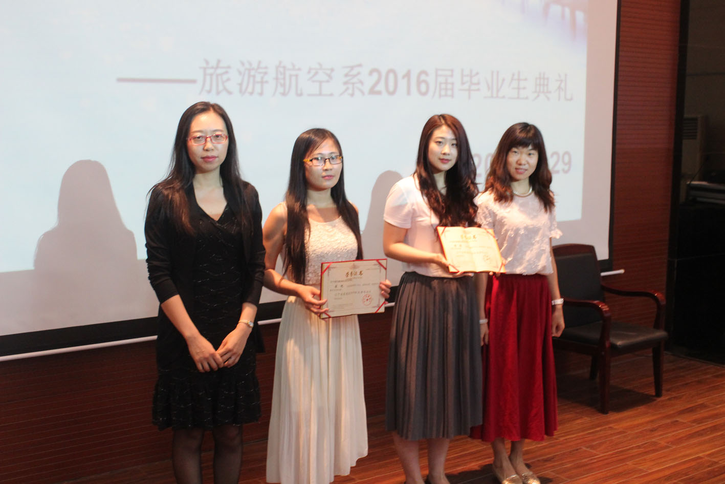 为省级优秀毕业生颁奖 为省级优秀毕业生颁奖