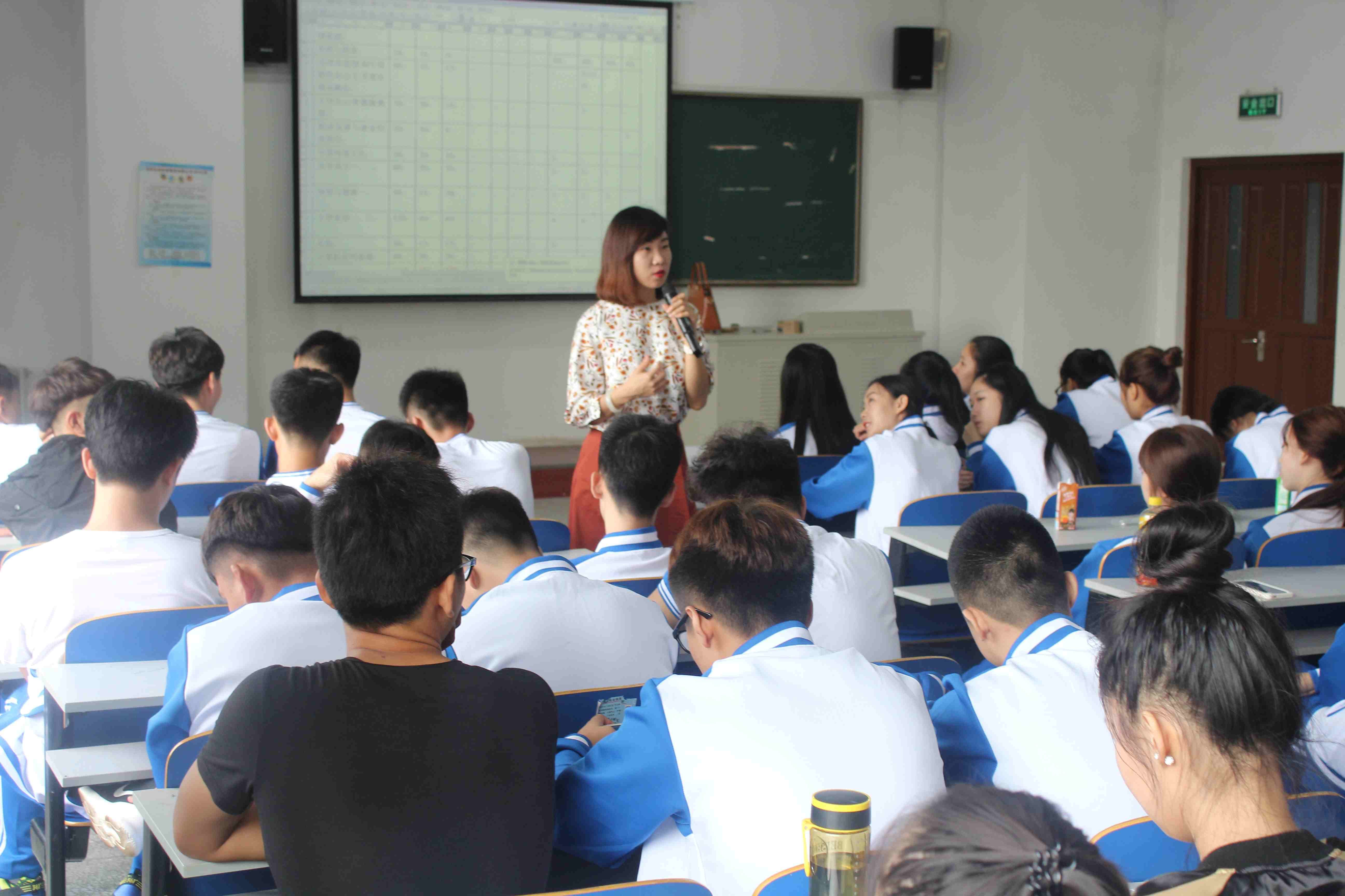 翟静主任对学生进行专业介绍